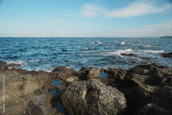 Obraz 岩場の海岸と青い空