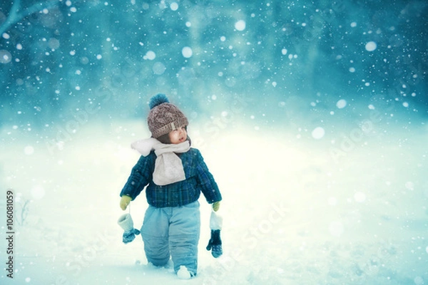 Fototapeta the kid walks in the snow