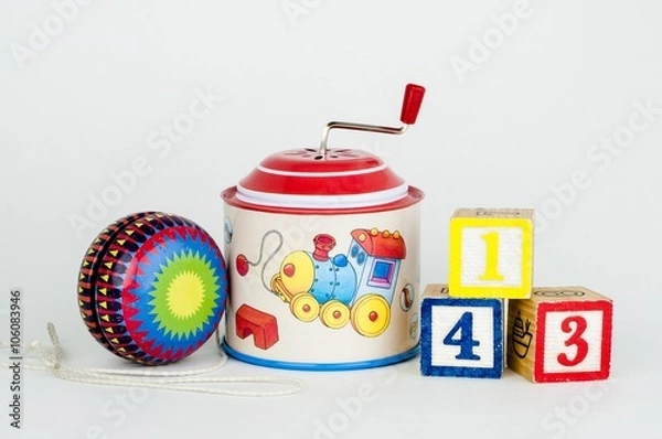 Obraz Old toys yo-yo, tin hurdy-gurdy musical box and cubes with numbers, isolated