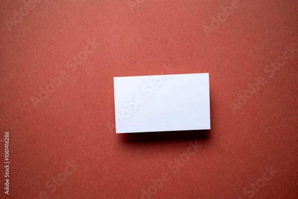 Fototapeta 赤背景に空白のカードが置いてある