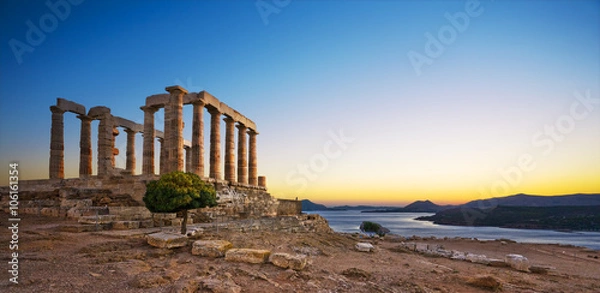 Fototapeta Grecja. Cape Sounion - Ruiny starożytnej greckiej świątyni Posejdonu po zachodzie słońca