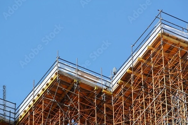 Fototapeta Echafaudages sur un batiment en cours de construction