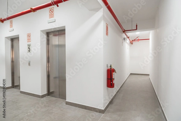 Fototapeta lobby con ascensor en edificio de oficinas con sistema contra incendios en el techo 