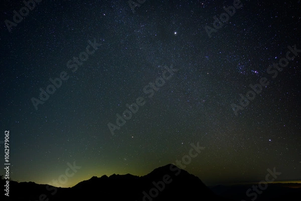 Obraz 星空と山道の夜景 - 静寂に包まれた星空と山の稜線の風景
