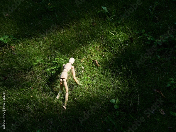 Fototapeta 公園の芝生と可愛い疲れたマネキン人形の姿