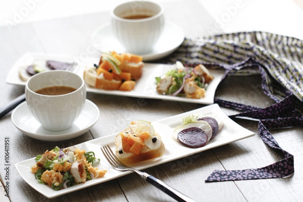 Fototapeta コーヒーとパンとサラダ