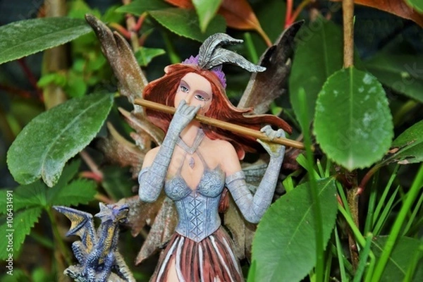 Fototapeta statuetta in miniatura personaggio elfo con flauto