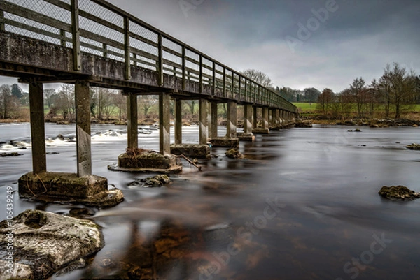 Obraz The footbridge at Castleconnell, as it spans the river Shannon.