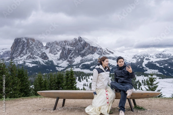 Obraz Couple vacation in Alpe di Siusi mountain group in Dolomites, Italy.