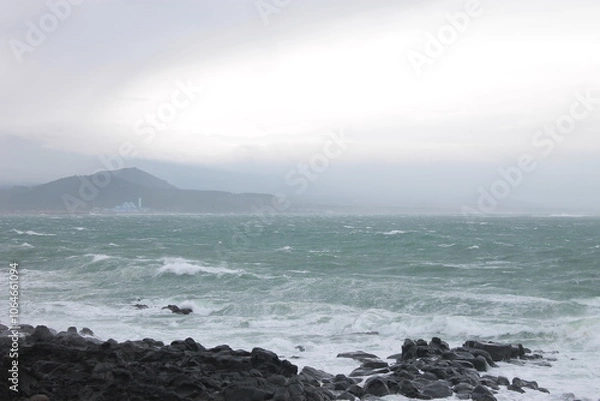 Fototapeta 비오는 제주도 바다