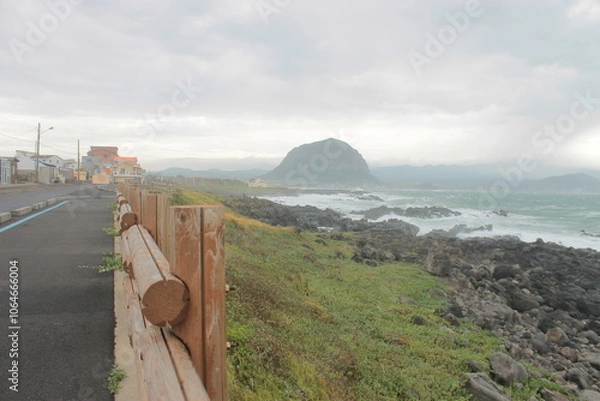 Fototapeta 비오는 제주도의 둘레길