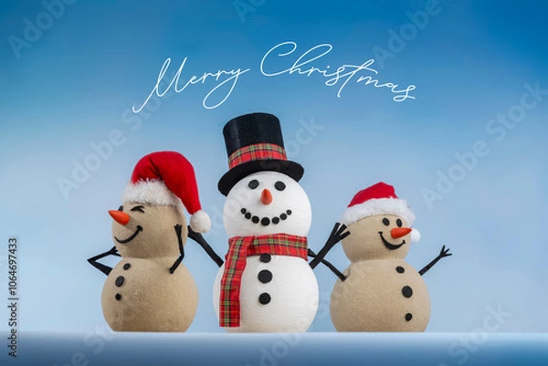 Obraz A joyful snowman and two sandy snowmen pose together for a Christmas and New Year celebration! This mix of winter and beach vibes brings a fresh holiday twist.