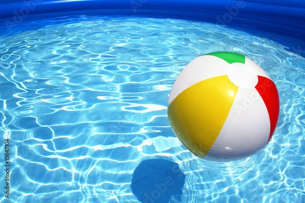 Fototapeta Piłka plażowa unosząca się na basenie