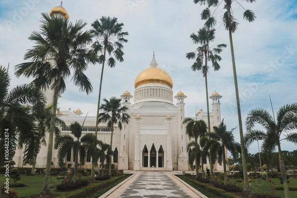 Fototapeta Majestic Sultan Omar Ali Saifuddien Mosque in Brunei with gold domes and lush palm trees