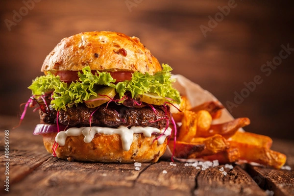 Obraz Świeży hamburger domowej roboty podawany na drewnie