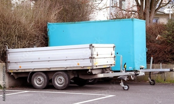 Obraz Zwei geparkte große PKW Anhänger 