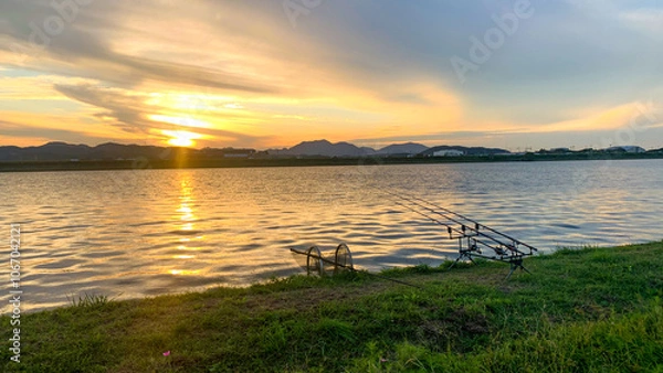 Fototapeta 夕暮れの遠賀川での釣り風景