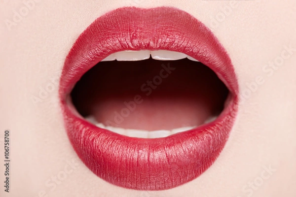 Fototapeta Zbliżenie: otwarte usta kobiety z pięknymi czerwonymi ustami