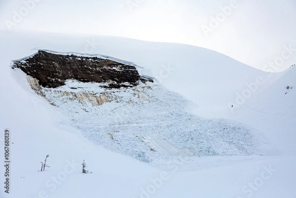 Obraz A lone skier navigates the treacherous aftermath of a recent avalanche.