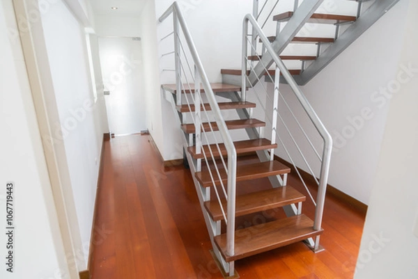 Fototapeta escalera de departamento duplex con piso y escalones de madera