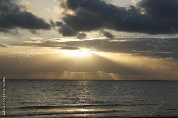 Obraz 薄明光線、海と雲と朝日
