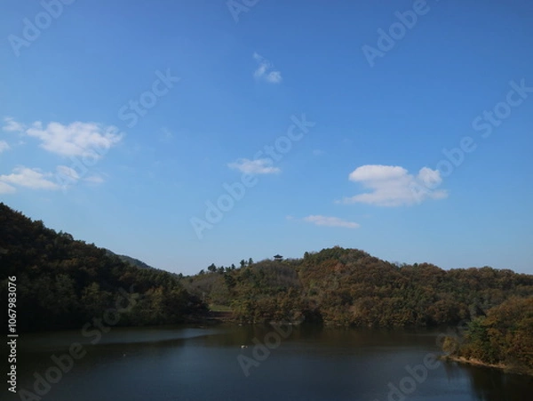 Fototapeta 가을 하늘과 저수지