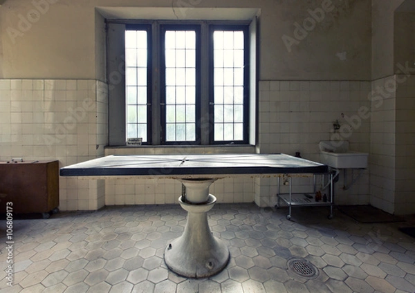 Obraz alter verlassener Seziertisch