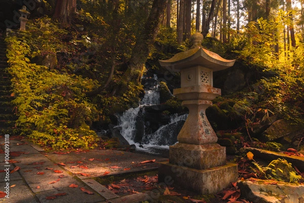 Obraz 夕日を浴びて静かに立つ石灯篭と沢のせせらぎ