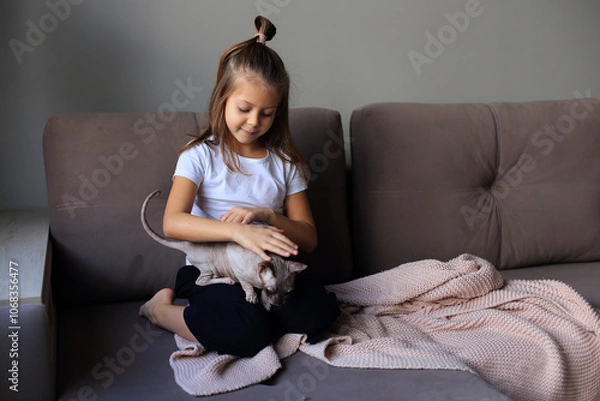 Obraz Girl Playing with Sphynx Cats