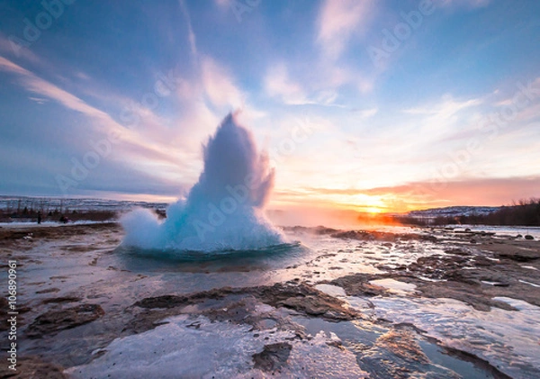 Fototapeta Gejzer Strokkur na Islandii, erupcja