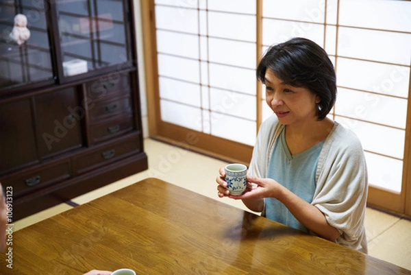 Fototapeta 和室の中高年女性