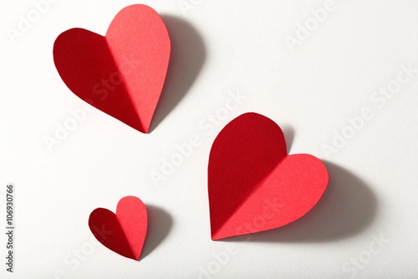 Obraz Czerwone Papierowe serca na białym tle, zbliżenie