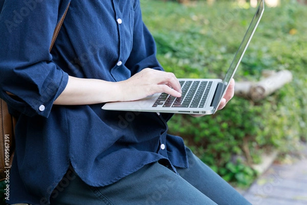 Obraz 公園でノートパソコンを使用している女性　屋外　仕事　イメージ