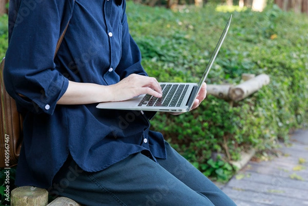 Obraz 公園でノートパソコンを使用している女性　屋外　仕事　イメージ