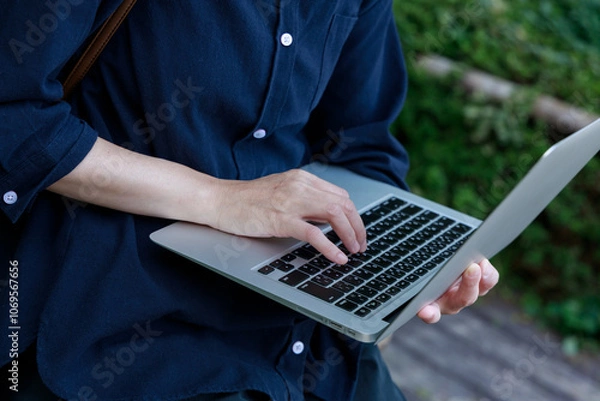 Obraz 公園でノートパソコンを使用している女性　屋外　仕事　イメージ
