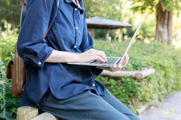 Obraz 公園でノートパソコンを使用している女性　屋外　仕事　イメージ