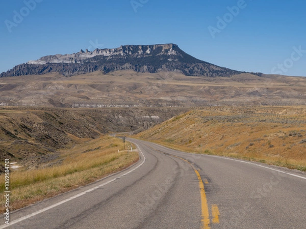 Fototapeta Highway Leading to Square Butte in Montana