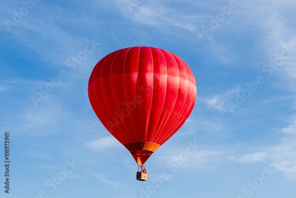 Fototapeta Balon na gorące powietrze w niebieskim niebie