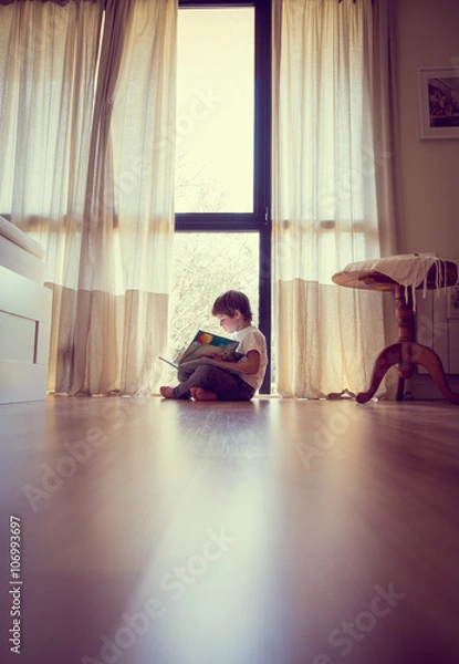 Fototapeta niño leyendo un libro