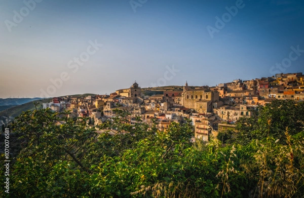 Fototapeta Italy, Sicily, Ragusa District, Monterosso Almo. June 2023. Amazing little houses that grew on top of each other. Evening hour.