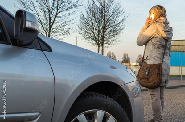 Obraz Jugendliche telefoniert auf Straße