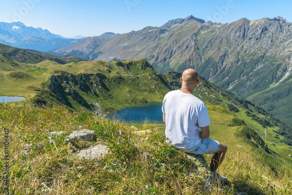 Fototapeta 
man admiring the mountain lake