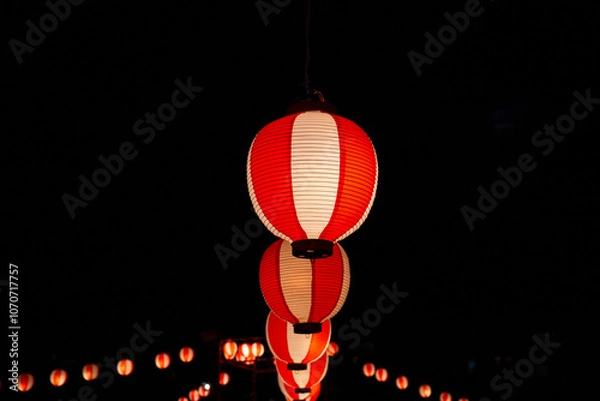 Obraz 真っ直ぐ奥の櫓へと連なる盆踊りの提灯