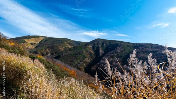 Obraz 秋の月山登山道から山頂方向を臨む