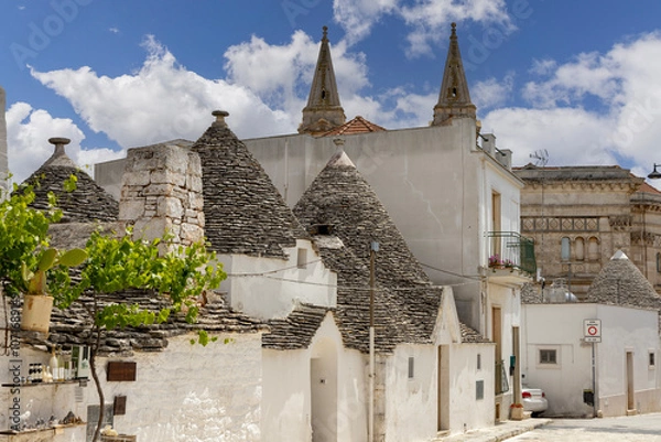 Obraz Via del Gesu with trulli houses, traditional Apulian dry stone hut with a conical roof, Alberobello, Apulia, Italy