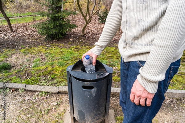 Obraz Mann sucht nach Pfandflaschen