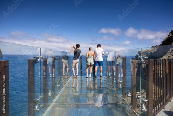 Obraz Group of tourists taking photos on Miradouro do Guindaste viewpoint. Madeira island, Portugal