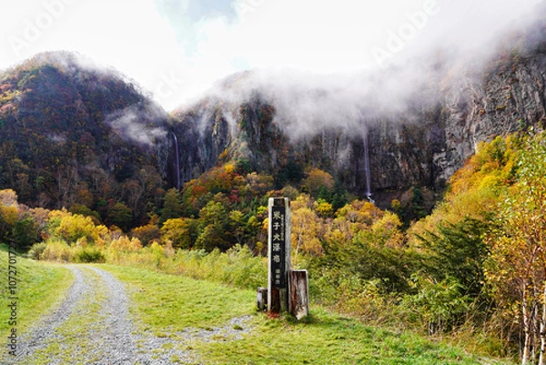 Obraz 米子大瀑布の秋、紅葉と霧に包まれた滝の絶景