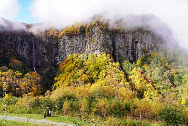 Obraz 米子大瀑布の秋、紅葉と霧に包まれた滝の絶景