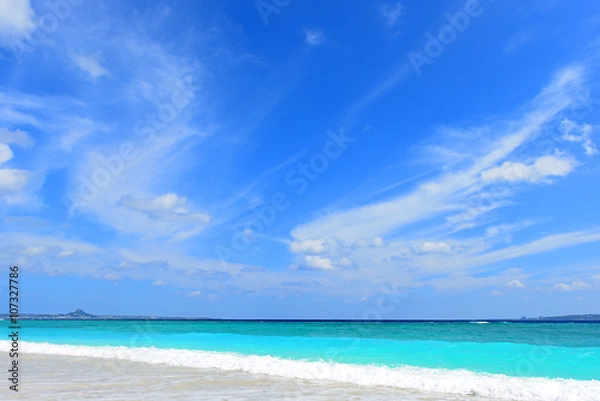 Fototapeta 沖縄の美しいビーチとさわやかな空